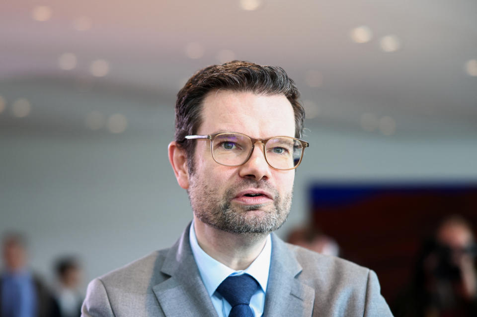 Bundesjustizminister Marco Buschmann begründet die Haltung der Regierung gegenüber einer Pflichtversicherung bei Elementarschäden. (Bild: Reuters)