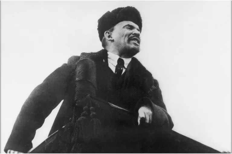 La persona que estaba detrás de la policía Checa era Vladimir Lenin, quien instauró el terror rojo