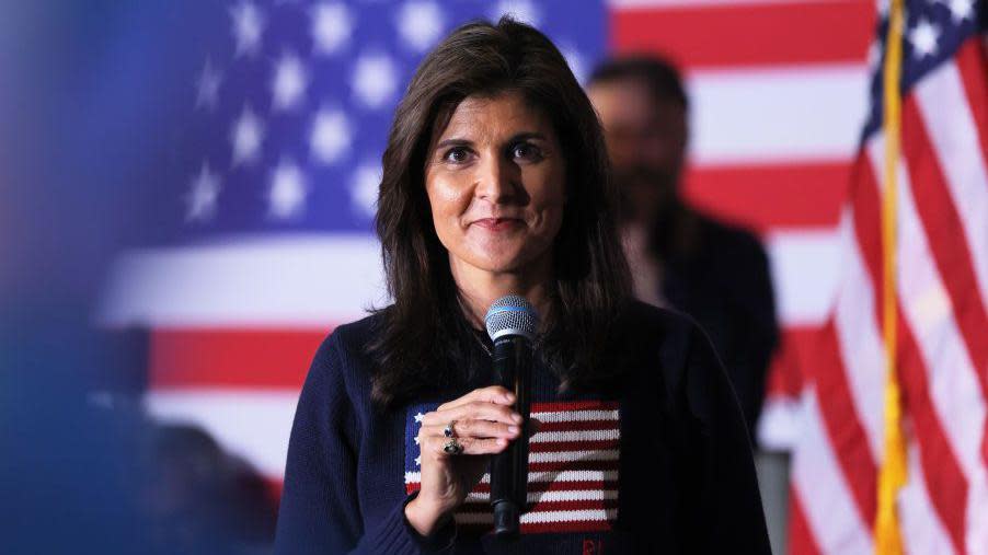 Nikki Haley delante de una bandera de EE.UU.