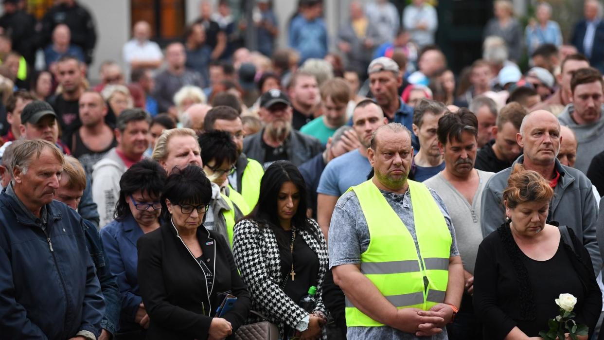 Teilnehmer einer Kundgebung in Köthen. Foto: Ralf Hirschberger