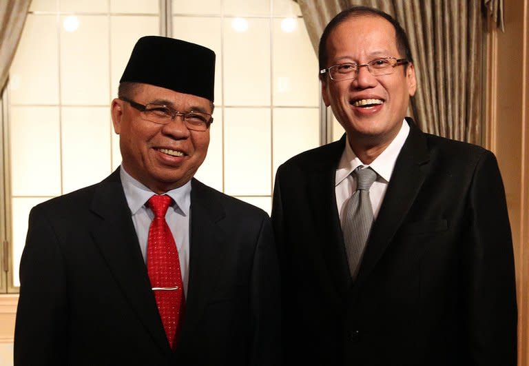 Philippine President Benigno Aquino (R), and Moro Islamic Liberation Front chairman Murad Ebrahim, on August 4, 2011