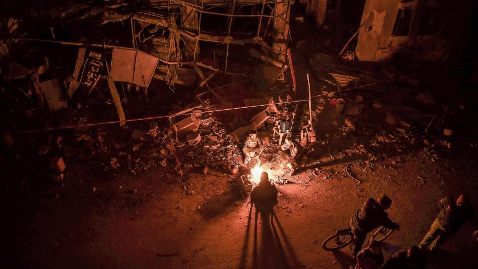 PHOTO: Gaza families struggle with cold weather conditions, Nov. 29, 2023, in Khan Yunis, Gaza Strip.  (Abed Zagout/Anadolu via Getty Images)