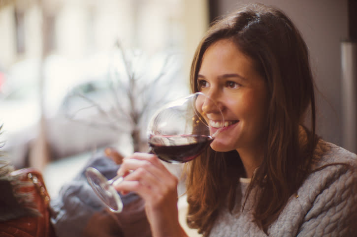 Aunque parezca inofensiva, tan solo una copa de vino puede sabotear tu dieta. – Foto: Rafa Elias/Getty Images