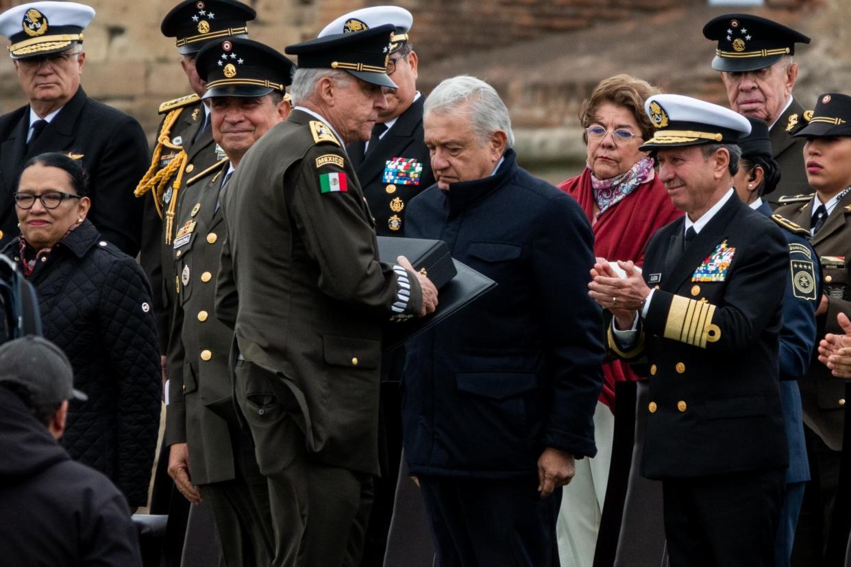 PEROTE, VERACRUZ, 11OCTUBRE2023.- Andrés Manuel López Obrador (AMLO), presidente de México, hizo entrega de un reconocimiento al ex secretario de la Defensa, Salvador Cienfuegos Zepeda, durante la ceremonia alusiva al Bicentenario de la Creación del Colegio Militar en la nombrada Fortaleza de San Carlos, construcción histórica y parte de la historia del Ejército mexicano. | FOTO: GALO CAÑAS/CUARTOSCURO.COM