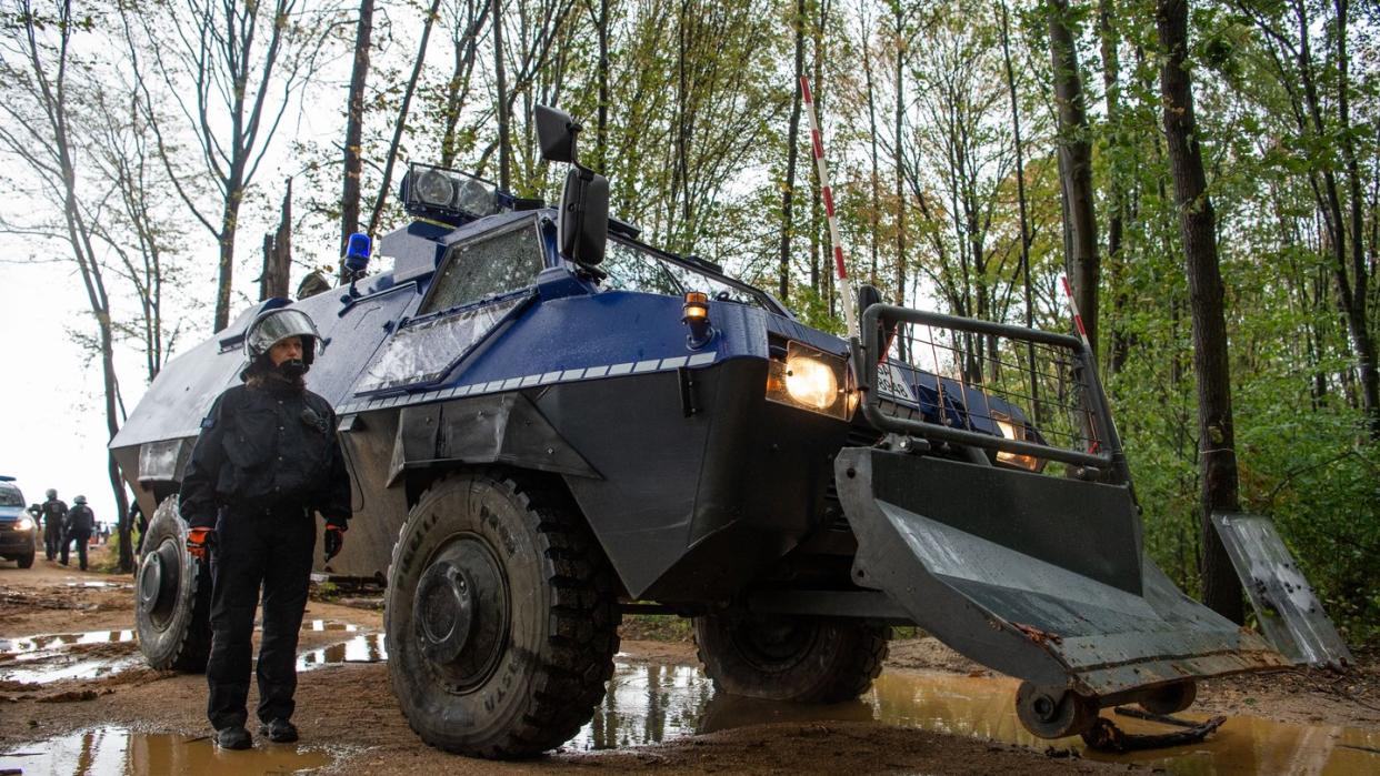 Mit Räumungspanzern geht die Polizei gegen Barrikadn im Hambacher Forsts vor. Foto: Christophe Gateau