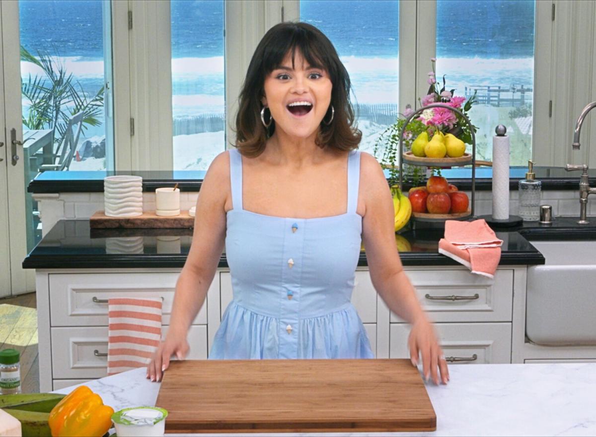 Selena Gomez's Knife Skills, Selena + Chef