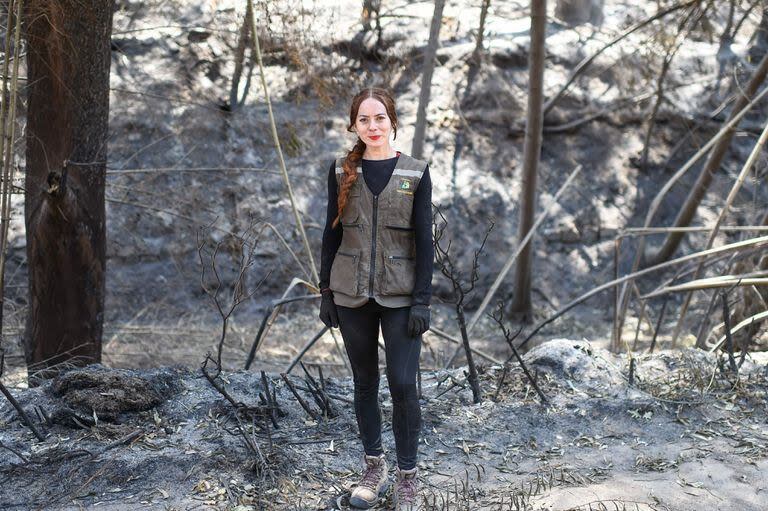 La guarda forestal Daniela Gutiérrez posa para una fotografía durante una entrevista con la AFP en el Jardín Botánico Nacional después de un incendio de enormes dimensiones en Viña del Mar