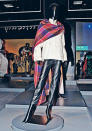 【度身首作】劉培基在1983年首度與梅艷芳合作，為她設計出一件直身白棉襖外衣，並繫上紫紅色大披肩配黑皮褲，既現代又富東方味道。