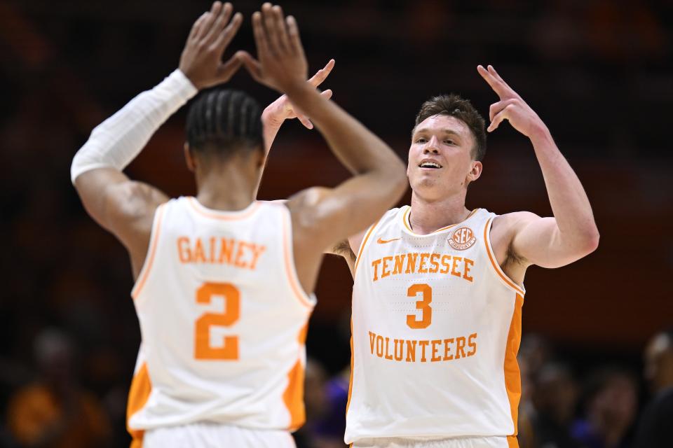 Dalton Knecht (R) and Tennessee have a chance to grab the No. 1 seed.  (Ekin Howard/Getty Images)