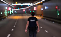 <p>Polizisten durchsuchen nach einer Vollsperrung den Luise-Kiesselbach-Tunnel in München, der auf der Protokollstrecke des G7-Gipfels liegt. (Bild: Sven Hoppe/dpa)</p> 