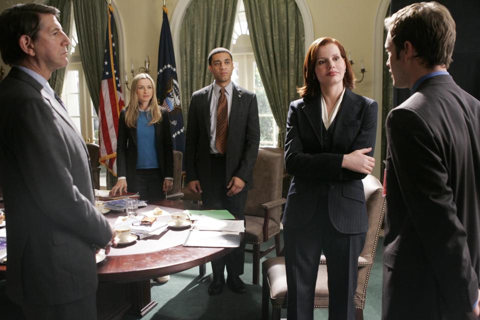 Kyle Secor, Ever Carradine, Lennix, Geena Davis, and Mark-Paul Gosselaar in <em>Commander in Chief</em> (Photo: Peter ‘Hopper’ Stone/ABC via Getty Images)