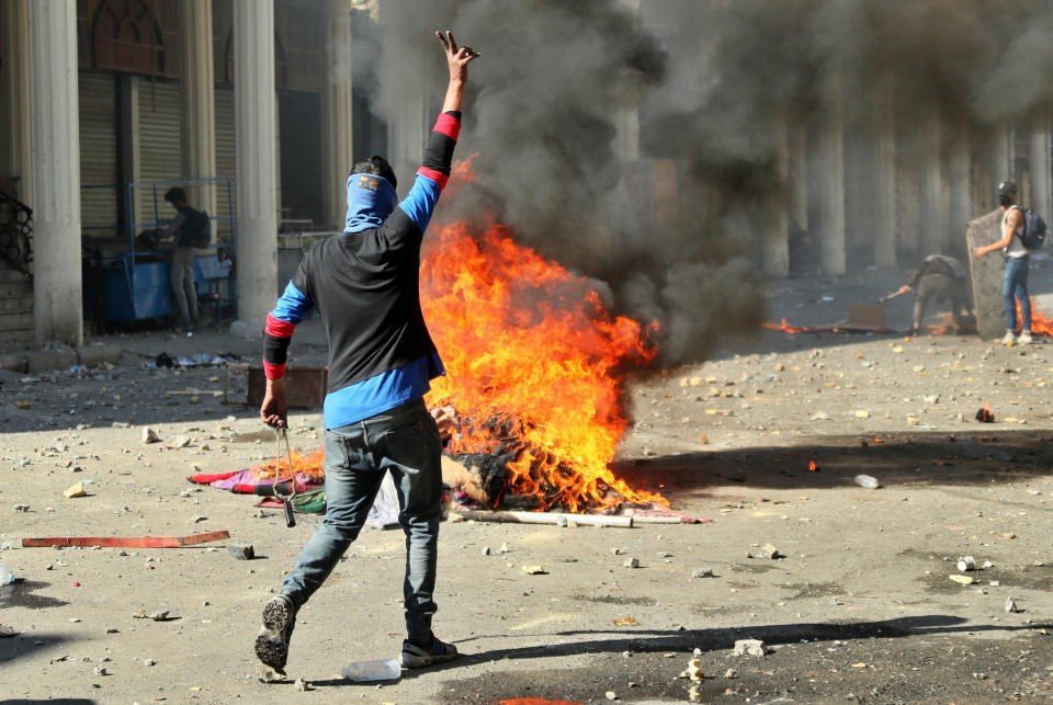 Protesters set fires during clashes between security forces and anti-government protesters in Baghdad, Iraq, Nov. 22, 2019. (Photo: Hadi Mizban/AP)