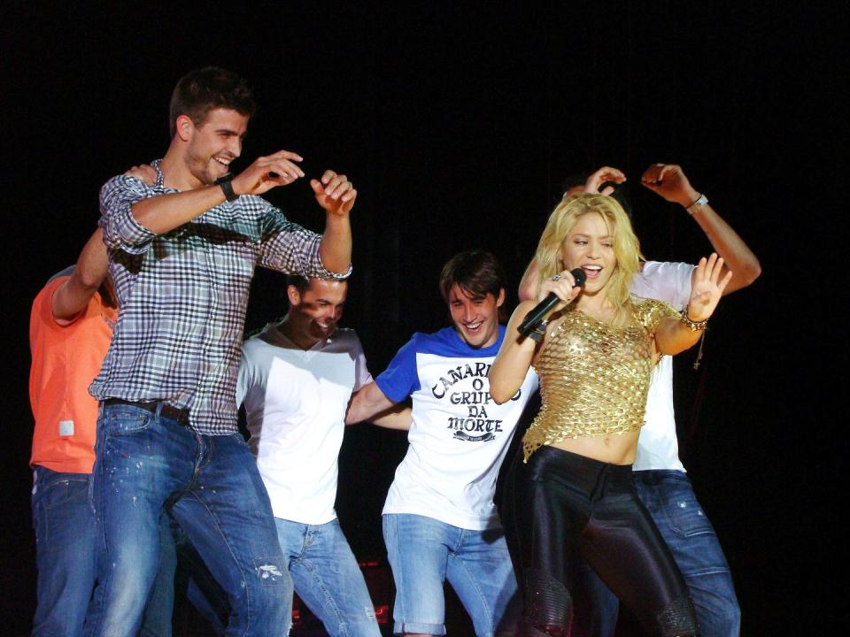 gerard pique goes on stage in shakira's concert