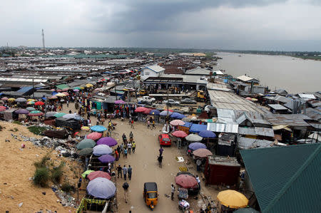 A view of the Swali market alongside the river Nun, in Yenagoa, the capital of Nigeria's oil state of Bayelsa November 27, 2012. REUTERS/Akintunde Akinleye/File Photo