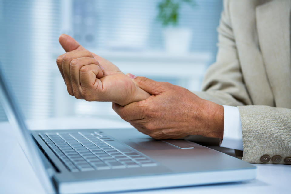 When your forearms sag and your wrists are bent, this position can put your wrists at greater risk of wrist extension. (Photo: Wavebreakmedia via Getty Images)