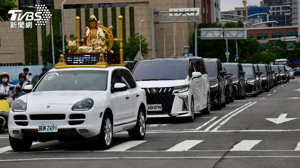 天道盟創始人吳桐潭移靈，現場超過40輛豪華名車組成車隊護送。（圖／胡瑞麒攝影）