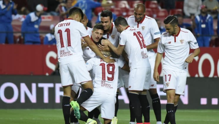 Los jugadores del Sevilla se apiñan en la celebración junto a Ganso (Foto: Sevilla FC)