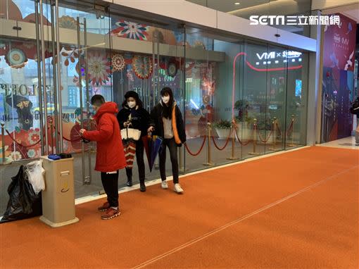 上海當地已明顯感受到防疫意識很強，民眾進出地鐵站及商場、公共場所都戴上口罩。（圖／記者谷庭攝影）