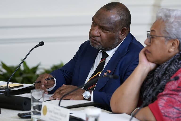 El primer ministro de Papúa Nueva Guinea, James Marape, escucha durante una reunión con líderes del Foro de las Islas del Pacífico durante la Cumbre del Foro entre Estados Unidos y las Islas del Pacífico en el Salón Este de la Casa Blanca, el lunes 25 de septiembre de 2023, en Washington.