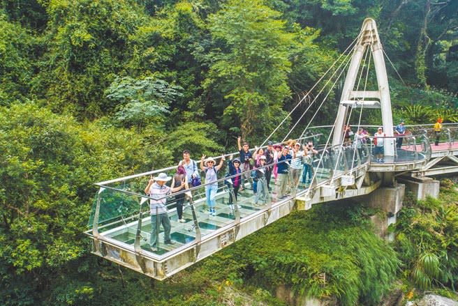 桃園市復興區公所盤點旅遊景點各項資訊，將推出復興泰好玩網站。（呂筱蟬攝）