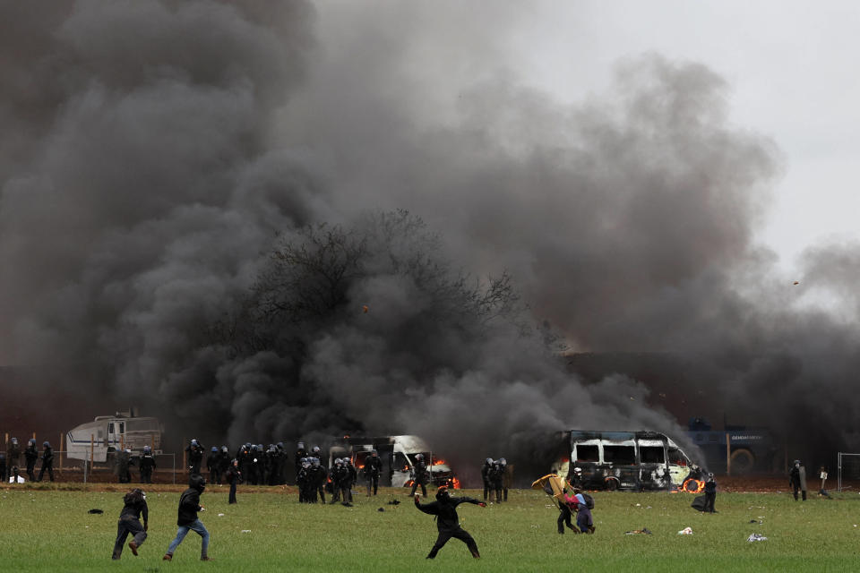 Des manifestants affrontant des gendarmes mobiles anti-émeute lors d’une manifestation pour protester contre la construction d’une nouvelle réserve d’eau à Sainte-Soline (Deux-Sèvres), le 25 mars 2023.