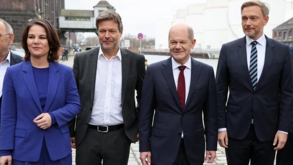 肖爾茨（左三）在柏林向綠黨和自由民主黨領導人介紹了新協議。