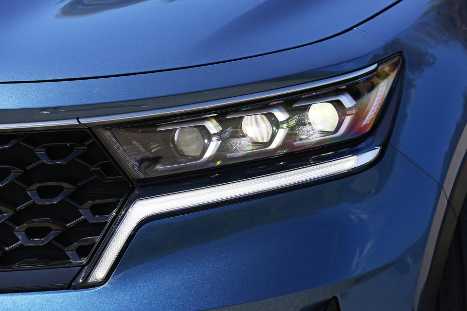 車頭燈組升級為更高階的三眼投射式鑽石型LED頭燈設計。
