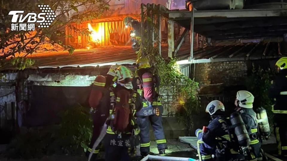 警消抵達時二樓店鋪燃燒起火。（圖／翻攝自台中市義勇消防特搜大隊西屯分隊臉書）