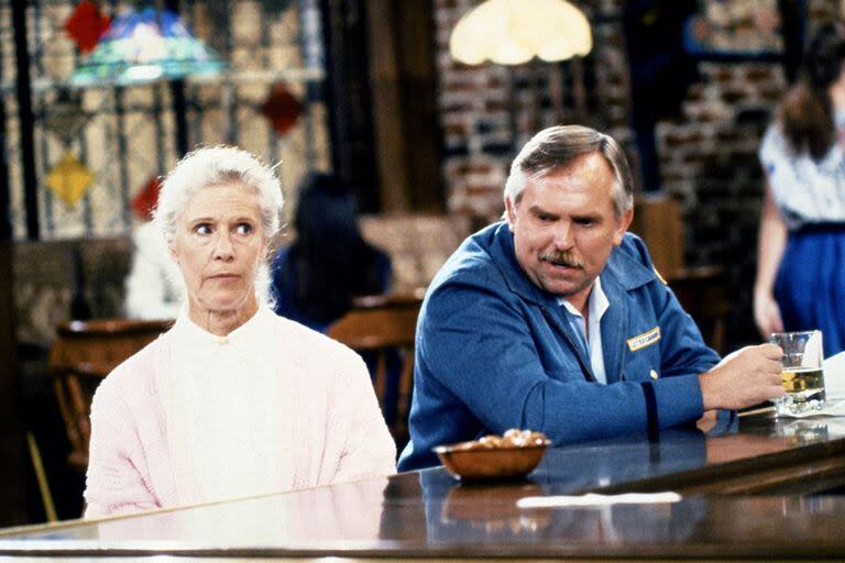 La actriz y John Ratzenberger en Cheers