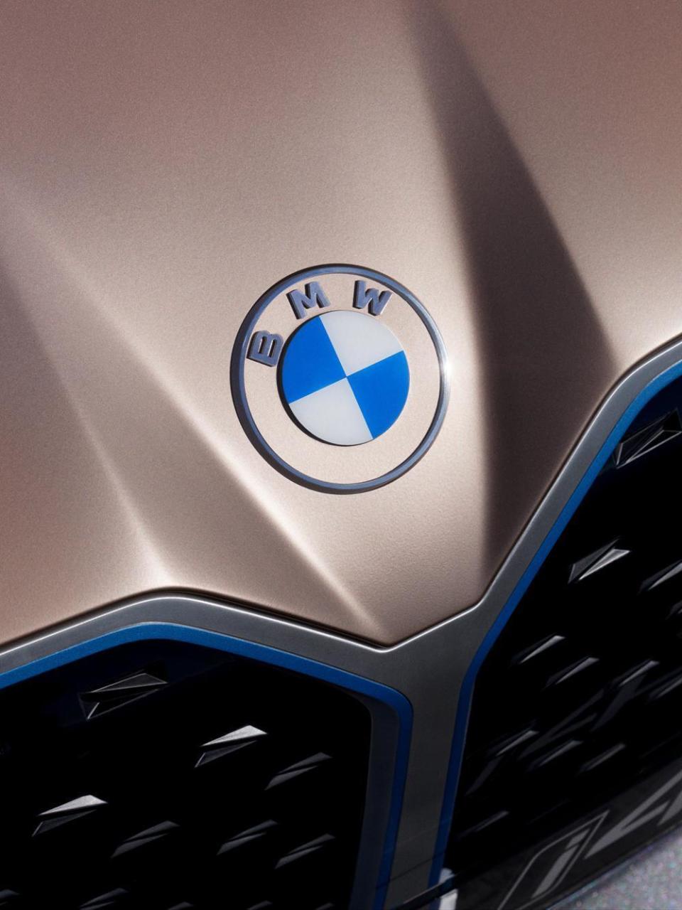 首次公開的BMW 全新廠徽設計，基底改為透明材質，但網路上評價兩極。