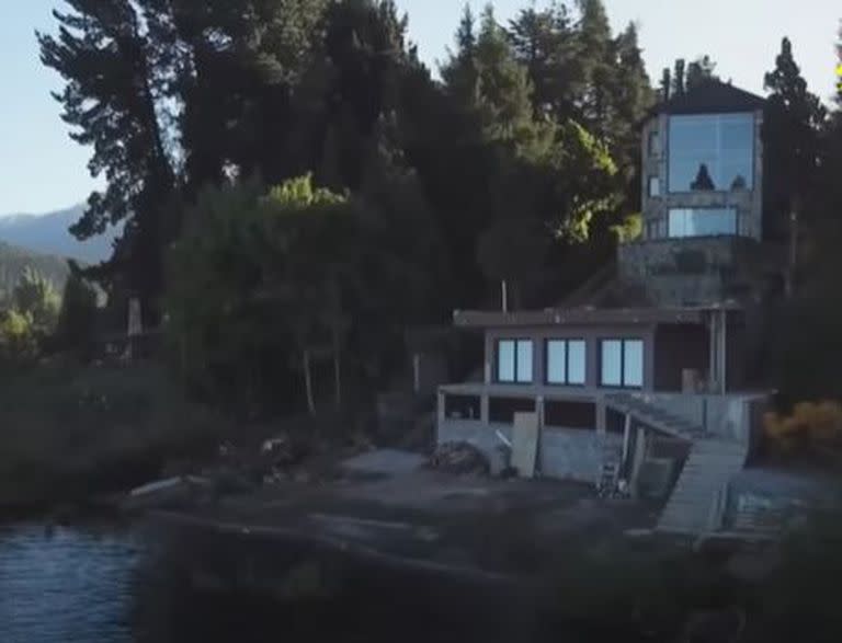 La mansión atribuida a Sergio Berni frente al lago Nahuel Huapi.