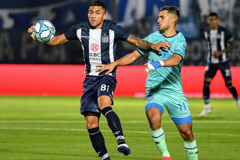 Juan Méndez y Martín Ojeda, un duelo repetido en la semifinal que jugaron Talleres y Godoy Cruz en el estadio Juan Gilberto Funes, de la Punta