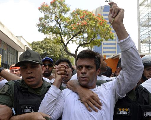 Leopoldo Lopez es llevado detenido el 18 de febrero de 2014 en Caracas bajo cargos de instigar a la violencia para desestabilizar al gobierno (AFP/Archivos | Juan Barreto)