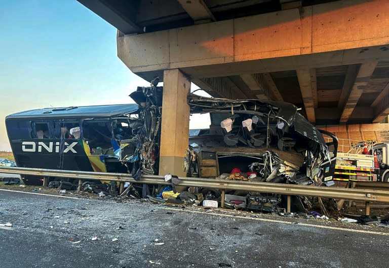 Bei einem Busunglück sind im Südosten Brasiliens mindestens zehn Menschen ums Leben gekommen und 42 weitere Menschen verletzt worden. Der Reisebus sei "gegen den Pfeiler einer Überführung" geprallt, erklärten die Behörden. (-)