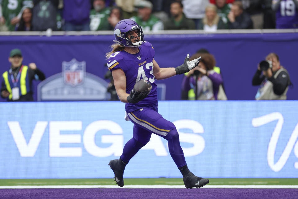 Minnesota Vikings' Andrew Van Ginkel celebrates as he scores after an interception during the first half of an NFL football game against the New York Jets, Sunday, Oct. 6, 2024, at the Tottenham Hotspur stadium in London. (AP Photo/Ian Walton)