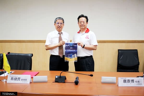 中國科大校長唐彥博（左）與富欣實業董事長易健民（右）建立合作夥伴關係。（記者王志誠攝）