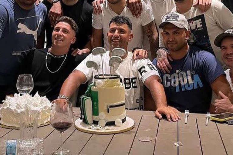 El Kun Agüero junto a su torta de cumpleaños