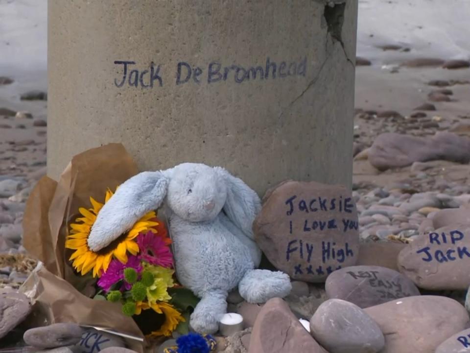 A memorial to Jack has built up on the beach where he had fatal accident (RTE)
