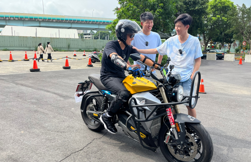 球場第一排》冠軍教頭變身駕訓班學員 許晉哲挑戰駕馭重機界特斯拉 (照片來源：球場第一排提供)