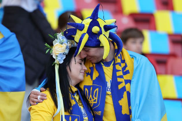 Lors du match face à l'Ukraine, les photographes ont pu saisir des moments d'apaisement bienvenus dans les rangs des supporters ukrainiens, terriblement éprouvés par 100 jours de guerre dans leur pays natal. (Photo: Ian MacNicol / Getty Images)