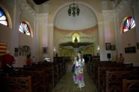 En esta foto del 11 de mayo de 2019, una turista camina por una iglesia de estilo español en la ermita de Monserrat en la provincia de Matanzas, Cuba. (AP Foto / Ismael Francisco)