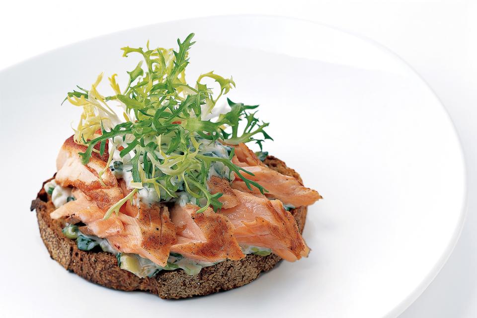 Pan-Grilled Salmon on Toast with Scallion Mayonnaise