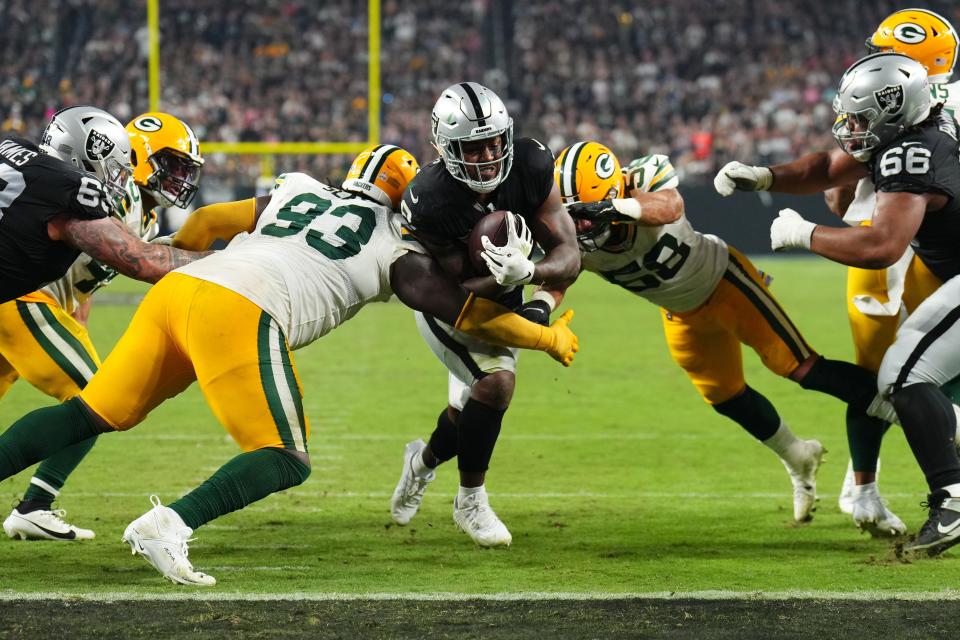 Las Vegas Raiders running back scores against the Green Bay Packers last season.