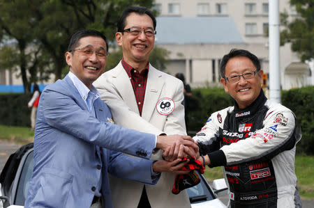 Nissan Motor Co CCO Hiroto Saikawa (L), Toyota Motor Corp President Akio Toyoda (R) and Honda Motor Co. Chairman and Japan Automobile Manufacturers Association (JAMA) head Fumihiko Ike pose for photos at the end of a parade to promote Tokyo Motor Show in Tokyo, Japan, October 24, 2015. REUTERS/Toru Hanai