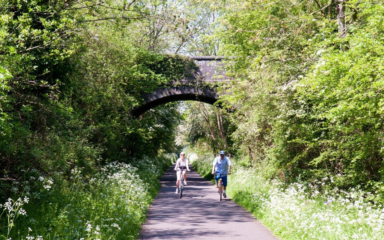 Cyclists on the Bristol and Bath Railway Path - Joe Dunckley/Alamy Stock Photo