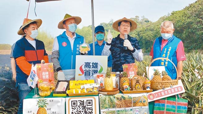 高雄市長韓國瑜（左二）3日關心鳳梨外銷狀況，鼓勵國人多多採購。（柯宗緯攝）