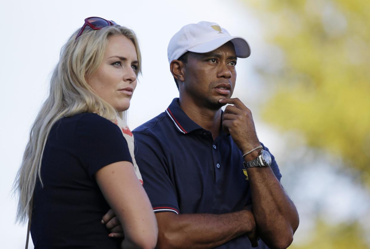 En esta imagen del 3 de octubre de 2013 se muestra a Tiger Woods junto a su novia Lindsey Vonn en el torneo Presidents Cup en Muirfiell Village Golf Club en Dublin, Ohio. Vonn anunció el domingo 3 de mayo de 2015 que ella y Woods han decidido poner fin a su relación de tres años. (Foto AP/Darron Cummings, file)