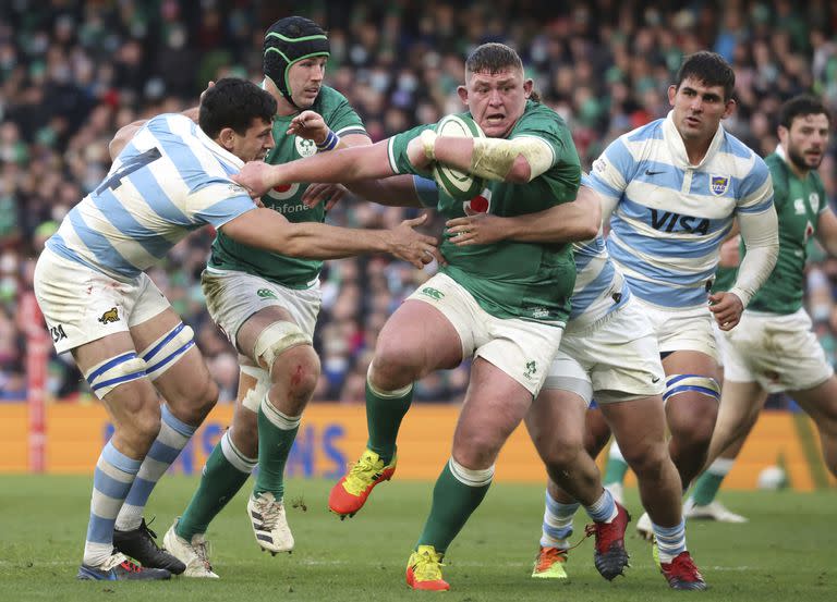 El irlandés Tadhg Furlong, avanza ante la resistencia de los Pumas