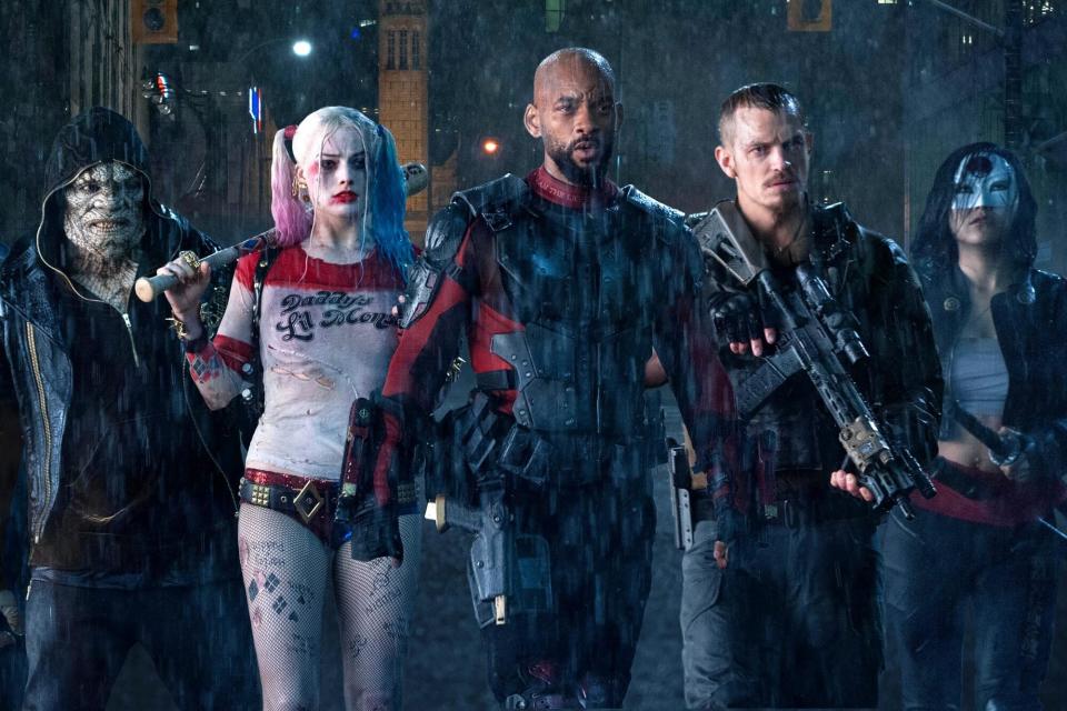 SUICIDE SQUAD (2016) (L-r) JAY HERNANDEZ as El Diablo, JAI COURTNEY as Captain Boomerang, ADEWALE AKINNUOYE-AGBAJE as Killer Croc, MARGOT ROBBIE as Harley Quinn, WILL SMITH as Deadshot, JOEL KINNAMAN as Rick Flagg and KAREN FUKUHARA as Kitana