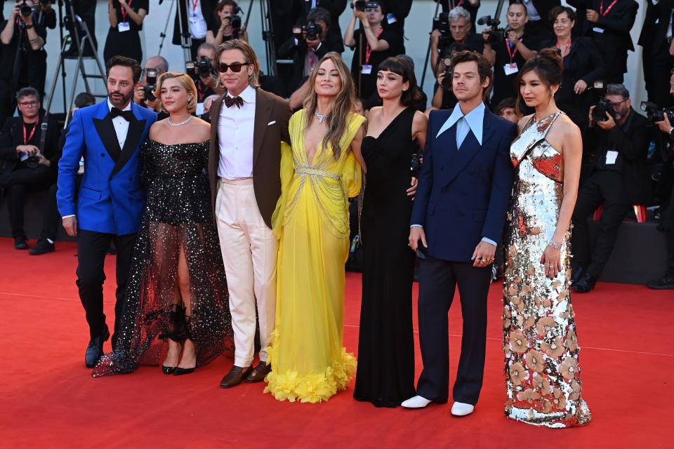 VENICE, ITALY - SEPTEMBER 05: Nick Kroll, Florence Pugh, Chris Pine, Olivia Wilde, Sydney Chandler, Harry Styles and Gemma Chan attend the "Don't Worry Darling" red carpet at the 79th Venice International Film Festival on September 05, 2022 in Venice, Italy. (Photo by Kate Green/Getty Images) ORG XMIT: 775859096 ORIG FILE ID: 1421085600
